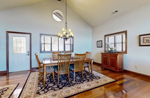 Whittier Condo | 144 m² Condo ∙ 2 bedrooms ∙ 4 guests