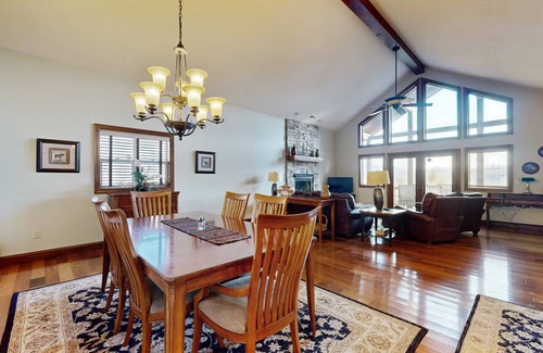 Whittier Condo | 144 m² Condo ∙ 2 bedrooms ∙ 4 guests