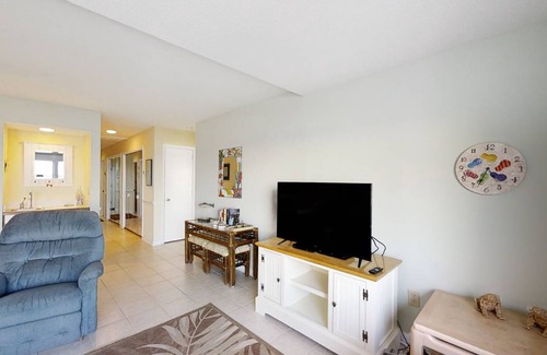 Pine Knoll Shores Condo | 145 m² Condo ∙ 3 bedrooms ∙ 6 guests