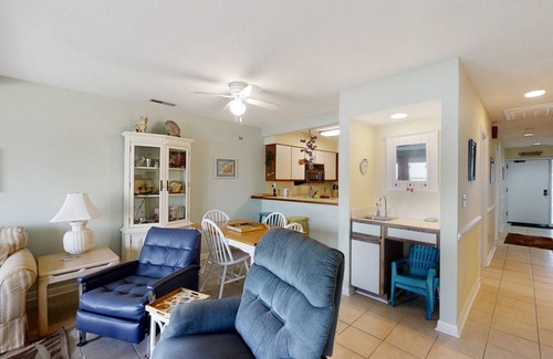 Pine Knoll Shores Condo | 145 m² Condo ∙ 3 bedrooms ∙ 6 guests