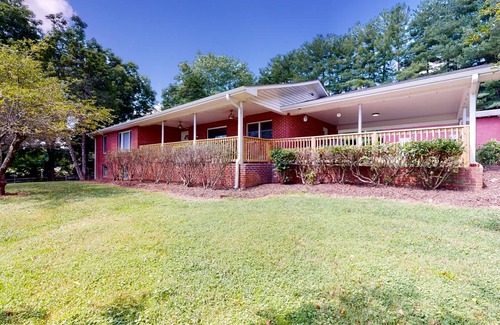 Mills River House | 147 m² House ∙ 3 bedrooms ∙ 8 guests