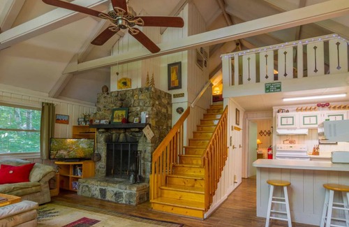 Charter Hills Ski Chalet | 148 m² Chalet ∙ 3 bedrooms ∙ 8 guests