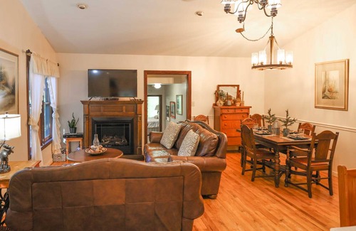 Whittier House | 148 m² House ∙ 3 bedrooms ∙ 6 guests