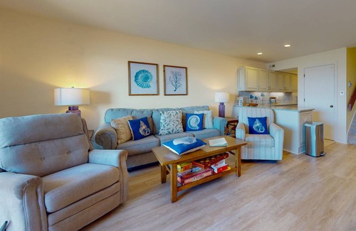 Pine Knoll Shores Condo | 186 m² Condo ∙ 4 bedrooms ∙ 10 guests