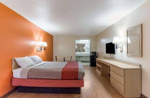 Southwest Raleigh Hotel | 19 m² Hotel ∙ 6 guests