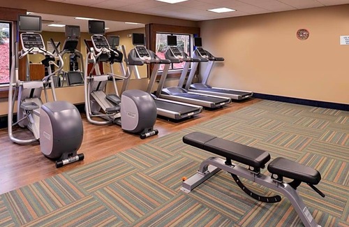 Southeast Raleigh Hotel | 2-Star Hotel ∙ Holiday Inn Express & Suites Raleigh NE - Medical Ctr Area, an IHG Hotel