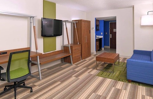Southeast Raleigh Hotel | 2-Star Hotel ∙ Holiday Inn Express & Suites Raleigh NE - Medical Ctr Area, an IHG Hotel