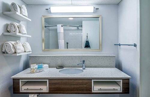 Second Ward Hotel | 2-Star Hotel ∙ Hampton Inn Charlotte Uptown