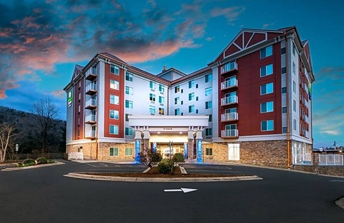Asheville Hotel | 2-Star Hotel ∙ Holiday Inn Express & Suites Asheville Downtown, an IHG Hotel