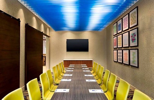 Asheville Hotel | 2-Star Hotel ∙ Holiday Inn Express & Suites Asheville Downtown, an IHG Hotel