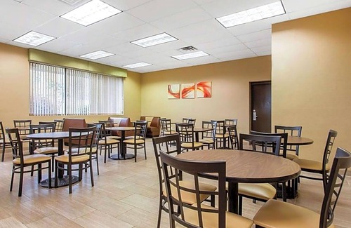 Mount Airy Hotel | 2-Star Hotel ∙ Quality Inn Mount Airy Mayberry