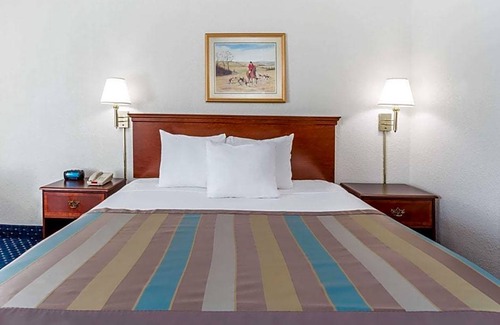 Greensboro Hotel | 2-Star Hotel ∙ Baymont by Wyndham Greensboro/Coliseum
