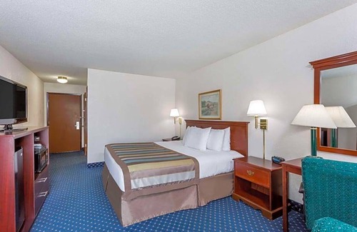 Greensboro Hotel | 2-Star Hotel ∙ Baymont by Wyndham Greensboro/Coliseum