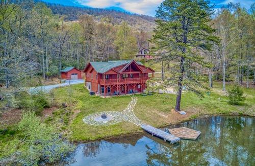 Mills River Cabin | 205 m² Cabin ∙ 3 bedrooms ∙ 12 guests