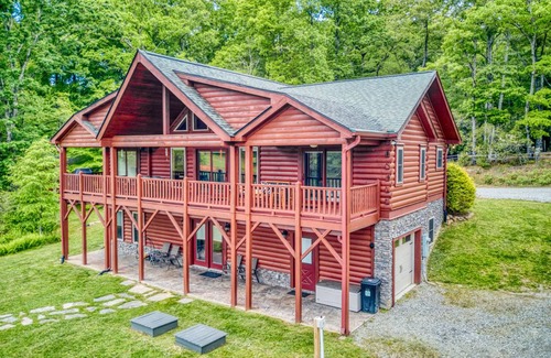 Mills River Cabin | 205 m² Cabin ∙ 3 bedrooms ∙ 12 guests