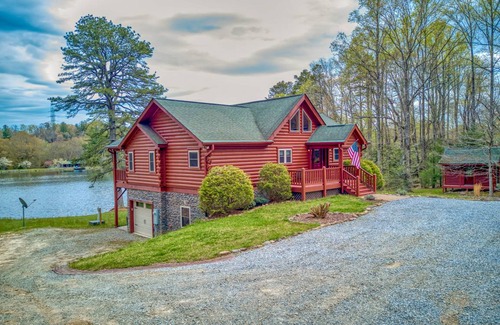 Mills River Cabin | 205 m² Cabin ∙ 3 bedrooms ∙ 12 guests