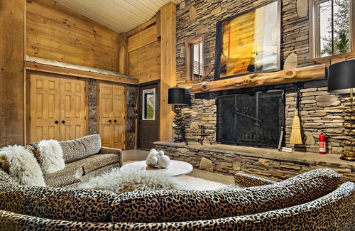 Weaverville House | 215 m² House ∙ 2 bedrooms ∙ 8 guests