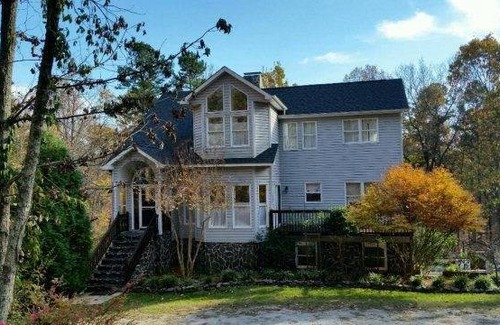 Kings Mountain House | 253 m² House ∙ 3 bedrooms ∙ 4 guests