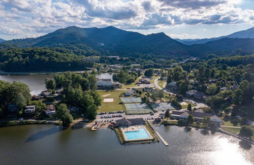 Lake Junaluska House | 253 m² House ∙ 4 bedrooms ∙ 8 guests