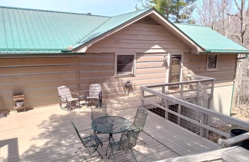 Wolf Laurel Cabin | 274 m² Cabin ∙ 4 bedrooms ∙ 10 guests