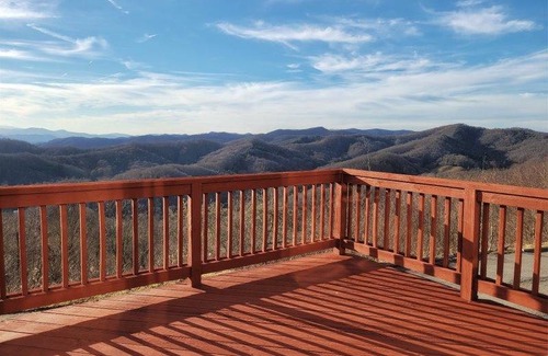 Wolf Laurel Cabin | 285 m² Cabin ∙ 3 bedrooms ∙ 12 guests
