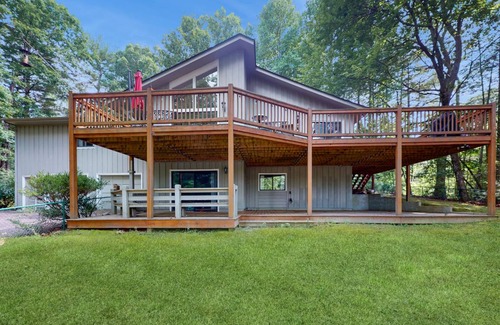 Hendersonville House | 291 m² House ∙ 3 bedrooms ∙ 6 guests