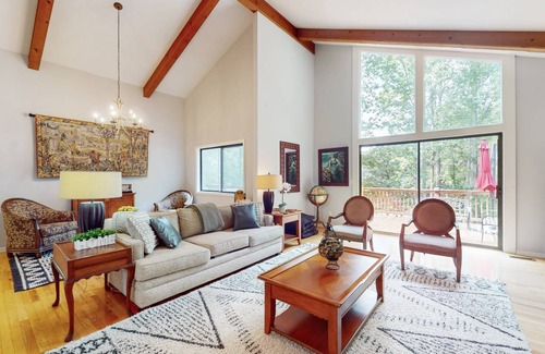 Hendersonville House | 291 m² House ∙ 3 bedrooms ∙ 6 guests