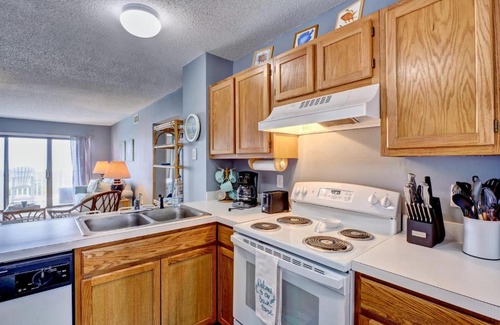 Sneads Ferry Apartment | 2BR 2BA Oceanfront Condo with POOL
