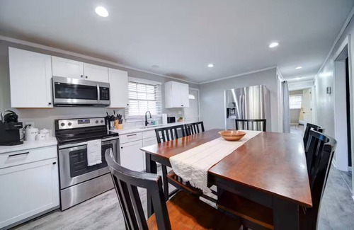 Villa Heights House | 3 bdrm walk to Optimist Hall! Pets Welcome!