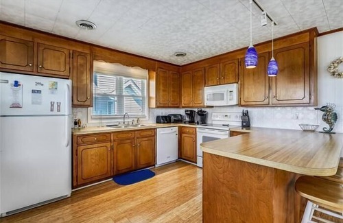 Nags Head House | 3 bedroom beach box with a hot tub and short walk to the beach!