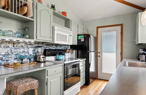 Southern Shores House | 3 Weeks On The Shores: Private Heated Pool & Hot Tub, Tiki Bar & Putting green