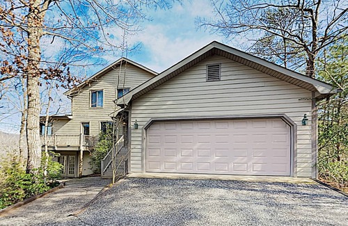 Lake Lure House | 307 m² House ∙ 3 bedrooms ∙ 10 guests