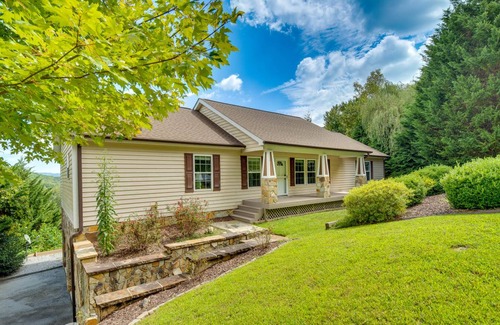 Hendersonville House | 315 m² House ∙ 3 bedrooms ∙ 6 guests