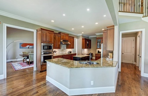 Huntersville House | 353 m² House ∙ 5 bedrooms ∙ 11 guests