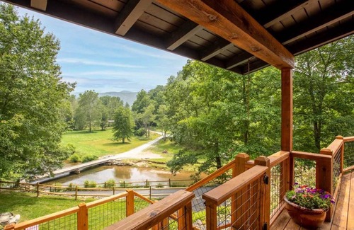 Sugar Grove Cabin | 358 m² Cabin ∙ 3 bedrooms ∙ 17 guests