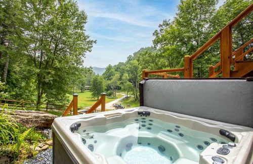 Sugar Grove Cabin | 358 m² Cabin ∙ 3 bedrooms ∙ 17 guests