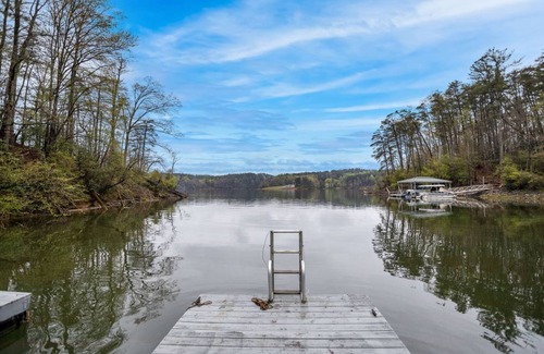 Wilkesboro House | 367 m² House ∙ 4 bedrooms ∙ 8 guests