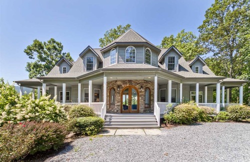 Hendersonville House | 372 m² House ∙ 4 bedrooms ∙ 10 guests
