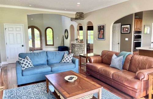 Hendersonville House | 372 m² House ∙ 4 bedrooms ∙ 10 guests