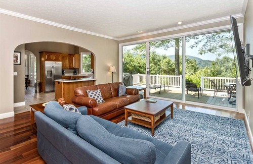 Hendersonville House | 372 m² House ∙ 4 bedrooms ∙ 10 guests