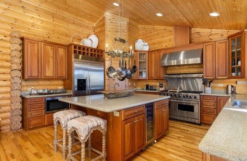 Old Fort Cabin | 397 m² Cabin ∙ 3 bedrooms ∙ 10 guests