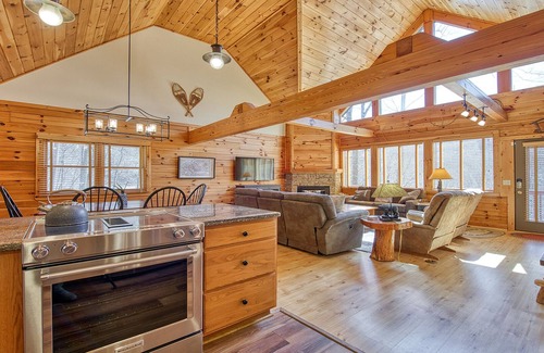 Ridgewood Estates House | 3BR /3.5 BA, Stone Fire-Pit area, 2 short walking trails, Hot-Tub!