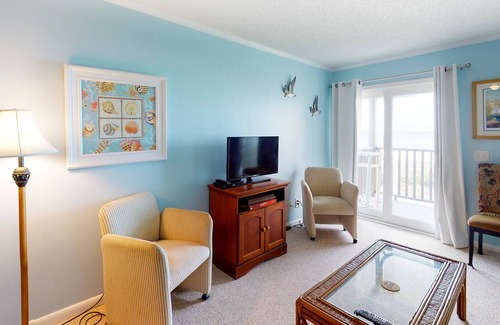 Morehead City Condo | 3rd-Floor Condo Overlooking the Beach w/Free WiFi, Private Balcony, Washer/Dryer