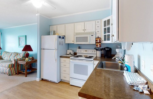 Morehead City Condo | 3rd-Floor Condo Overlooking the Beach w/Free WiFi, Private Balcony, Washer/Dryer