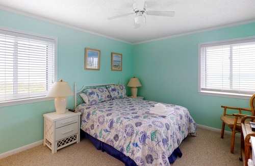 Morehead City Condo | 3rd-Floor Condo Overlooking the Beach w/Free WiFi, Private Balcony, Washer/Dryer