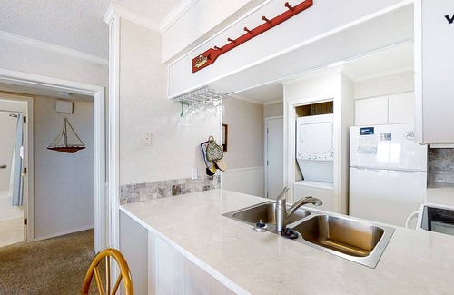 Morehead City Condo | 3rd-Floor Home in Oceanfront Complex w/Shared Pool & Hot Tub, Balcony, WiFi