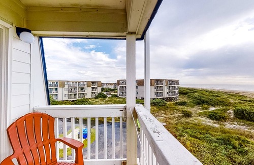 Morehead City Condo | 3rd-Floor Home in Oceanfront Complex w/Shared Pool & Hot Tub, Balcony, WiFi