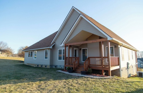 Hendersonville House | 4-bedroom in Hendersonville/Game Room & Pool Table with Gorgeous Mountain Views