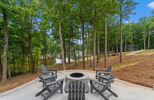 Mooresville House | 418 m² House ∙ 7 bedrooms ∙ 18 guests