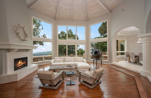 Lynn House | 427 m² House ∙ 4 bedrooms ∙ 8 guests